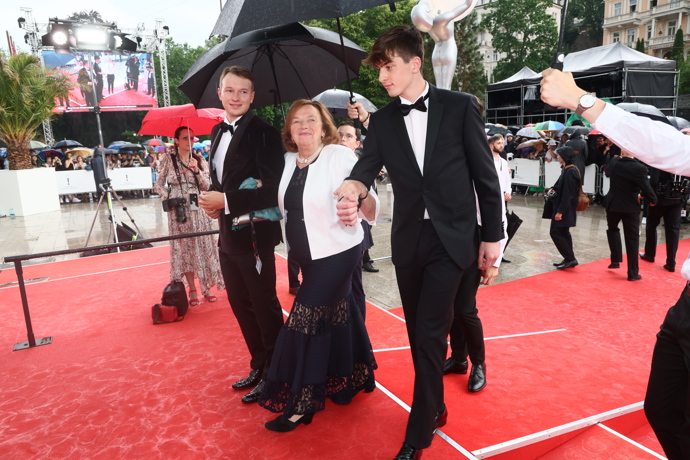 Černé šaty s bílým kabátkem vynesla například na červený koberec karlovarskéhéo filmového festivalu.