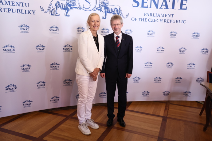 Tenistka Martina Navrátilová si do Senátu přišla převzít stříbrnou medaili za své sportovní výkony. Ke slavnostní příležitosti oblékla bílé sako a bílé kalhoty s neformálními teniskami. Top pod sako zvolila v černé barvě.