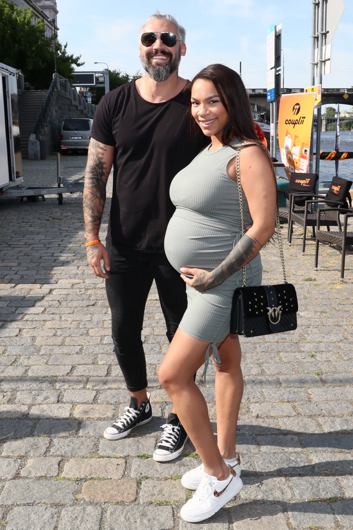 Pár má před sebou poslední měsíc, který tráví ve dvou.