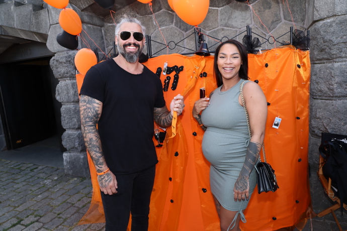 Muž roku 2016 Josef Kůrka se svou těhotnou partnerkou Angie Mangombe.