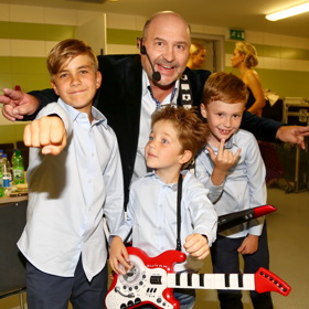 Michal David obklopený drobotinou. Zleva: syn Venduly Pizingerové, vnuk Michala Davida, vnuk Karla Vágnera.