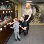 „S malým Andreaskem jsme tady už byli a nejvíce ho zaujaly staré dobové mechanické hračky. Líbí se mi, že si můžete na vše sáhnou a vyzkoušet si, jak optické iluze fungují,“ říká Hanka, která dlouhodobě spolupracuje s Pavlem Kožíškem, který muzeum provozuje.