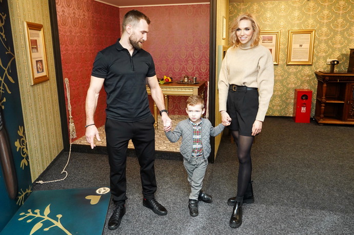 Hanka Mašlíková se synem Andreaskem a manželem André Reindersem v pohádkovém muzeu v Praze.