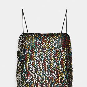 Jednoduchý top se špagetovými ramínky ozdobila firma YAS mnohobarevnými flitry. (899 Kč)