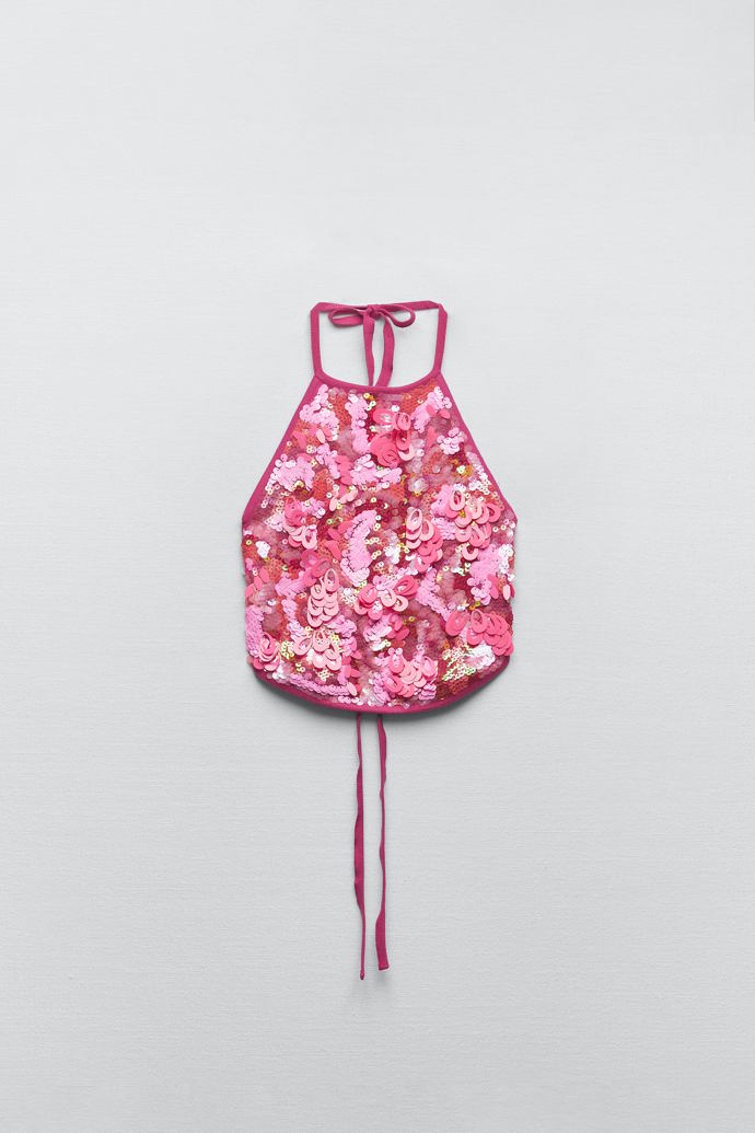 Kombinvoat lze i různě tvarované pajetky. Top Zara v trendy designu se zavazováním a odhalenými zády, 799 Kč.