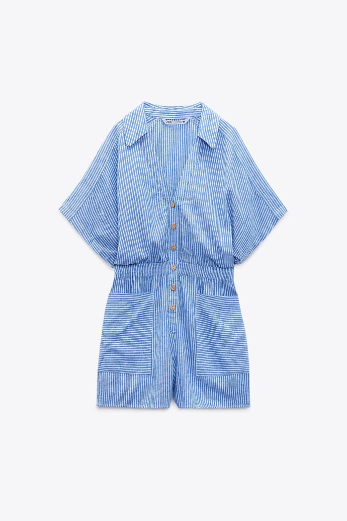 Lněný overal v modrobílém provedení s proužky patří k nejuniverzálnějším outfitům sezony. Ideální varianta pro letní outfit mnoha příležitostí. (Zara, 1 199 Kč)