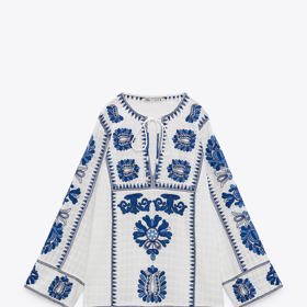 Etno prvky šatům v modrobílé také velmi dobře padnou. (Vyšívaná tunika Zara 1199 Kč)