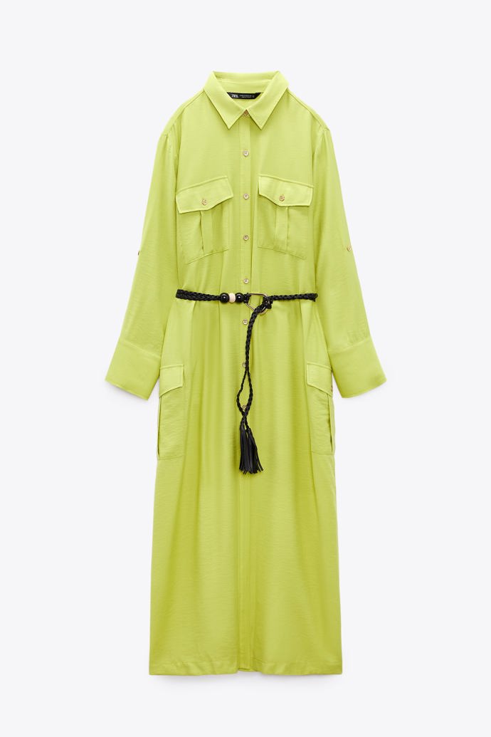 Stylový model v podání neonově zbarvených šatů s kontrastním páskem. Zara, 1 399 Kč