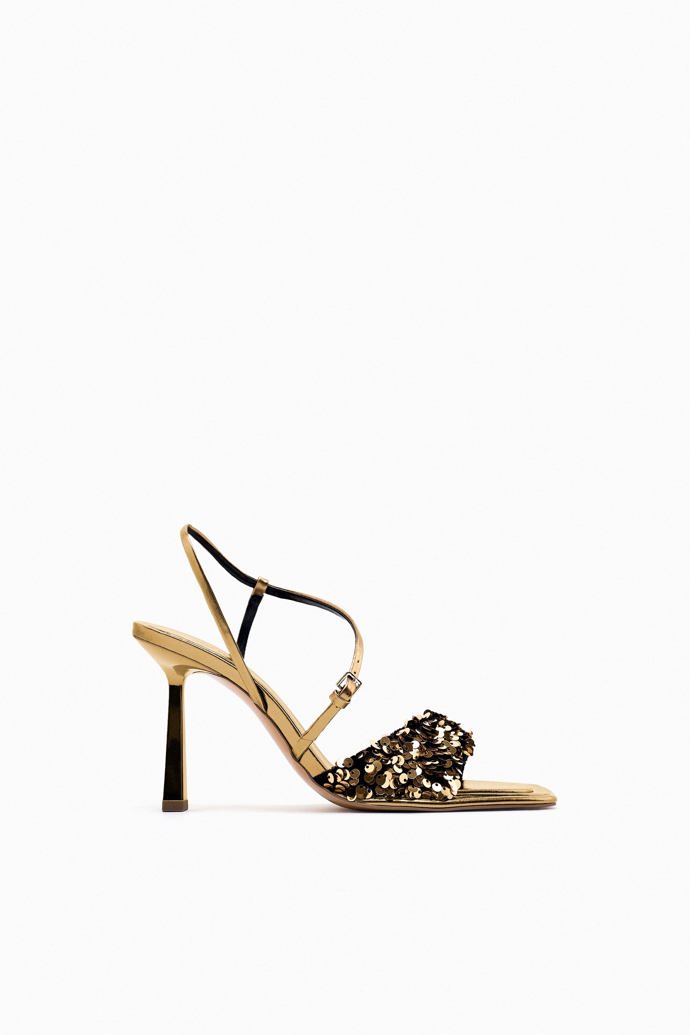 Zlato a třpyt. Ideální povrch pro sandálky s pásky a vysokými podpatky Zara, 1 599 Kč.