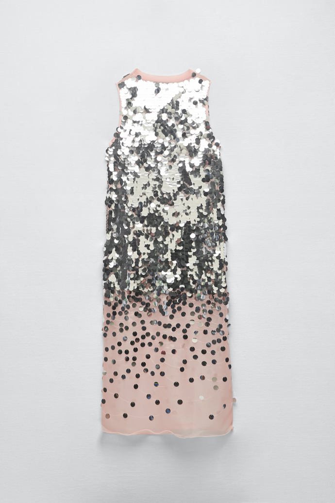 Efekt ombré. Další z hitů léta, tentokrát ve flitrovém hávu. (Zara, 1 799 Kč)