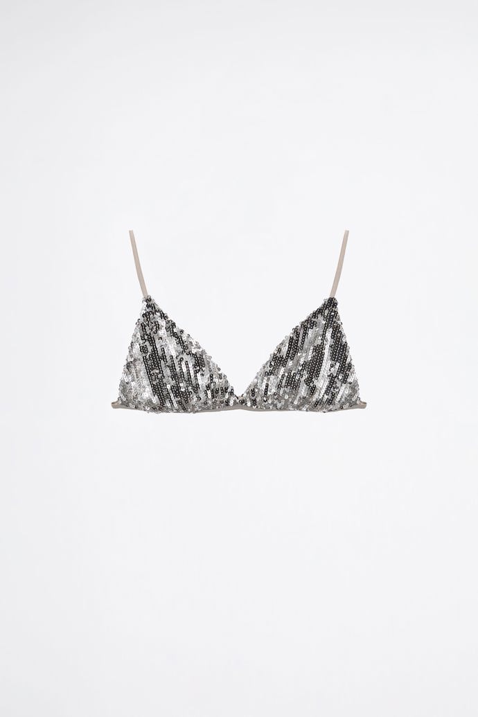 Podprsenkový top ale nemusí nutně patřit jen k plavkám. Najdete jej i v sekci horních dílů v obchodech Zara. Tento je za 499 Kč.