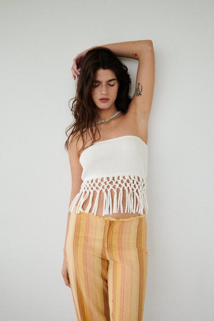 Tubovitý top s dlouhými třásněmi doplní minišortky i dlouhé kalhoty či sukni. Zara, 449 Kč