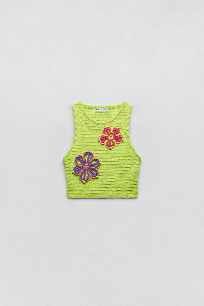 Stejně neopodstradatelný je letos i háčkovaný crop top. Ideálně v co nejpestřejších barvách. (Zara, 599 Kč)