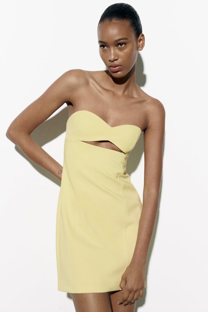 Pouzdrové šaty korzetového střihu ozvláštňuje sexy členění imitující podprsenku. Zara, 699 Kč