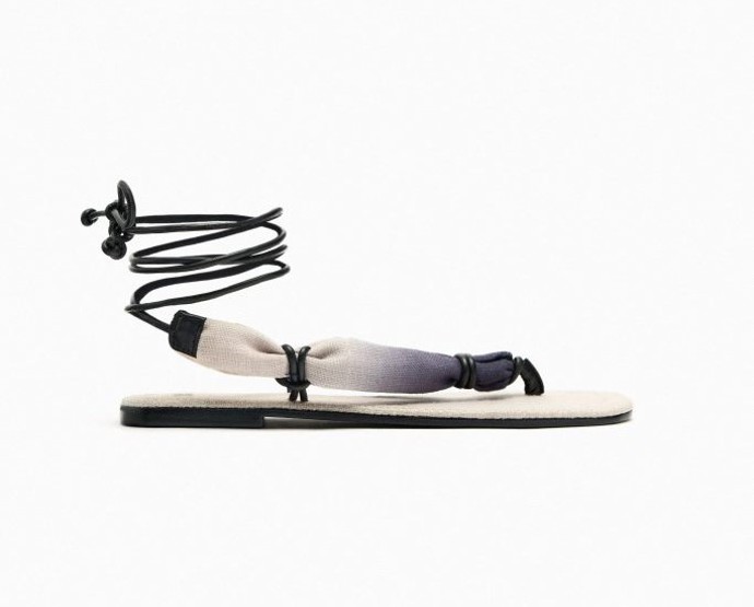 Nenápadný, přesto efektní. Ombré efekt na zavazovacích sandálcích Zara téměř nepostřehnete, přesto funguje! Cena: 799 Kč