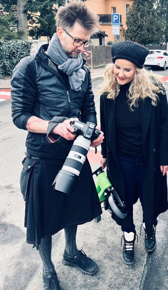 Fotograf slavných Daniel Sklenář se za svoji lásku ke kiltům nestydí. Oblékl jej také během focení Venduly Pizingerové pro projekt Lifee.cz Máma na přechodu.