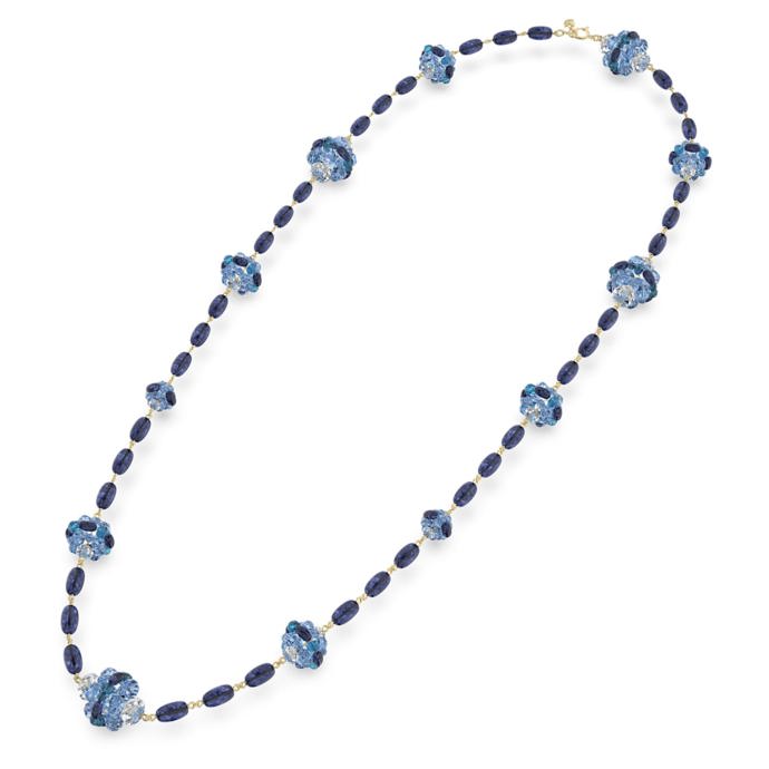 Dlouhý korálkový náhrdelník s kovovými prvky. (Swarovski, 9 100 Kč)