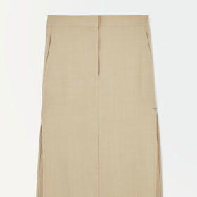 Klasický áčkový střih v neutrálním tónu béžové. Základ pro elegantní letní kombinace. (COS, 3990 Kč)