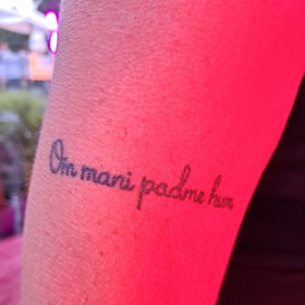 Jde o odkazy na buddhistickou kulturu.