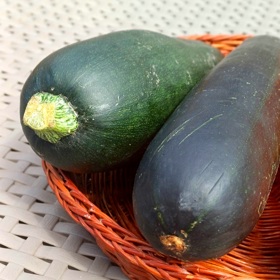 Žijeme v zemi hojnosti cuket, proto se každý rok historie opakuje - je třeba vymyslet, jak cukety zpracovat. Příprava cuketového máslo vás připraví pouze o pár minut drahocenného času.