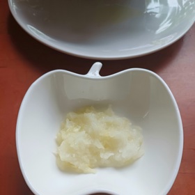 Prolisujte česnek, ten přidáte do másla až na závěr.