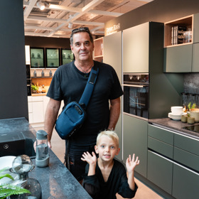 Samuel také tátu doprovodil na slavnostní otevření nového domu s nábytkem v pražských Butovicích.