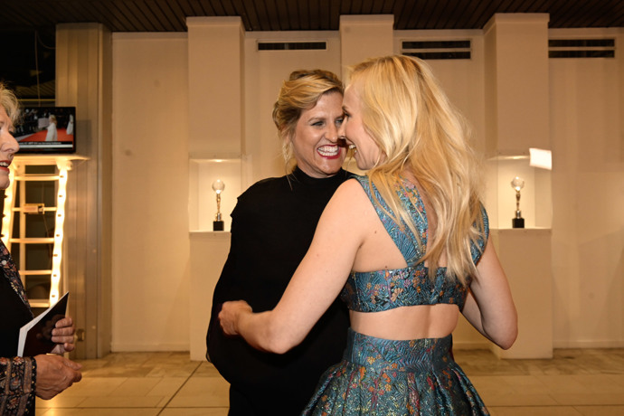 Rozkaz totiž zněl jasně: dress code black tie. A to tento model, ač herečce velmi slušel, bohužel nesplňoval. Navíc odhaloval až příliš z Janiny alabastrové kůže.