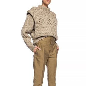 Umí vypadat víc než elegantně. Ikonické tenisky se zvýšenou patou navrhla Isabel Marant v roce 2011 a stále se těší veliké oblibě.