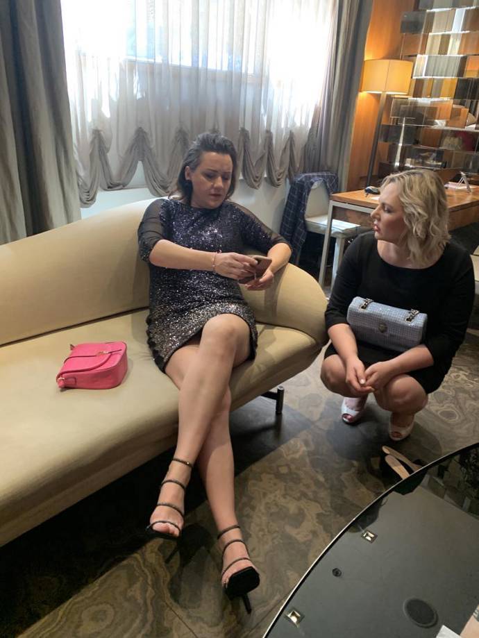 Rychlá porada mezi záběry.