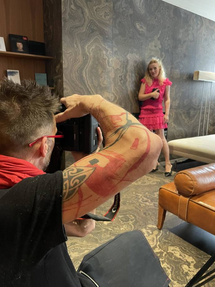 Fotograf Dan Sklenář usadil naše outfity do interiérů hotelu Emblem v pražské Platnéřské ulici.