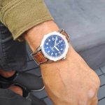 Petr Jákl běžně nosí - stejně jako Russell Crowe - hodinky značky Breitling. 