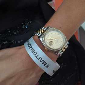 Kate se pochlubila také hodinkami Rolex s diamanty. Má jít o model Rolex Oyster Perpetual Datejust. Drahé kameny jsou zasazené v šatonech z osmnáctikarátového zlata. Číselník má speciální úpravu s efektem slunečních paprsků. A odhadovaná cena? Kolem 400 tisíc korun.