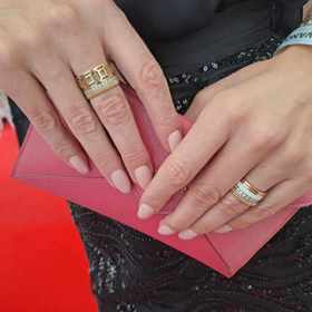 Kate Matl a její luxusní zlaté prsteny.