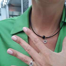 Prstýnek je značky Chopard.