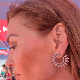 Šaty doplnila Pavlína Němcová diamantovými šperky značky Messika.