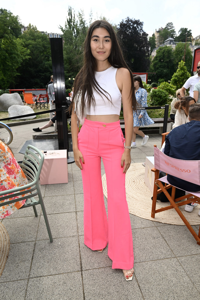 Herečka a modelka Naomi Adachi vsadila na kombinaci bílé a neonově růžové.