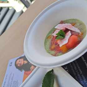 Ovocný dezert byl ozdobený mrazem sušeným prachem z lesního ovoce.