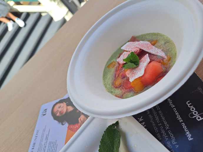 Ovocný dezert byl ozdobený mrazem sušeným prachem z lesního ovoce.