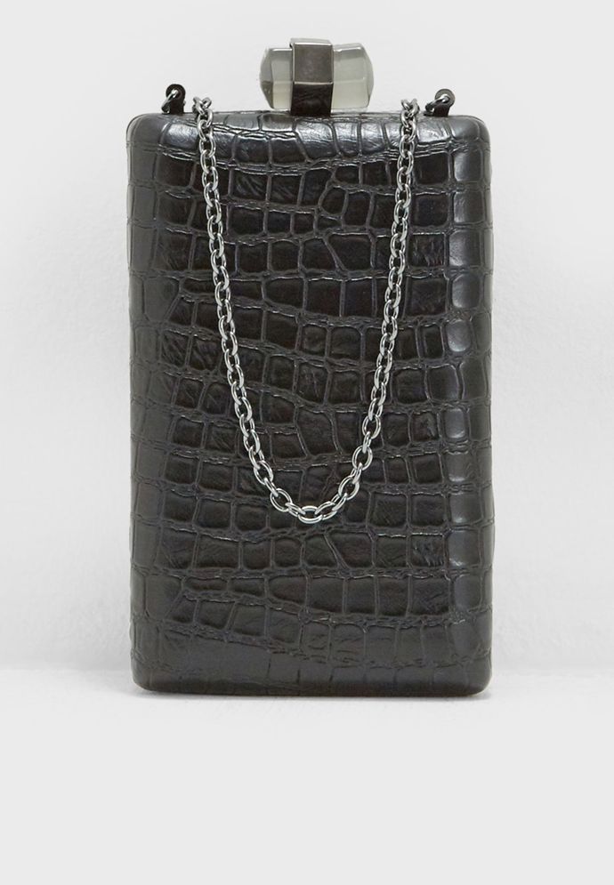 Jednoduchá kožená minikabelka do dlaně s řetízkem. (Aldo, 1 499 Kč)