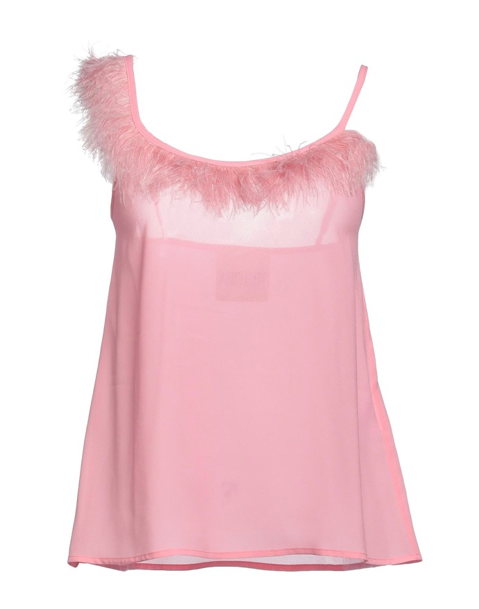 Peříčkový prvek na asymetrickém topu růžové barvy. (Aniye By, 1 090 Kč)