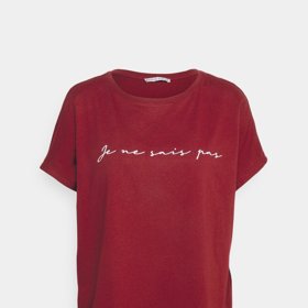 I když neumíte francouzsky, tuto formulku zřejmě rozluštíte. A když ne, nosíte ji oprávněně. (Anna Field, 440 Kč)