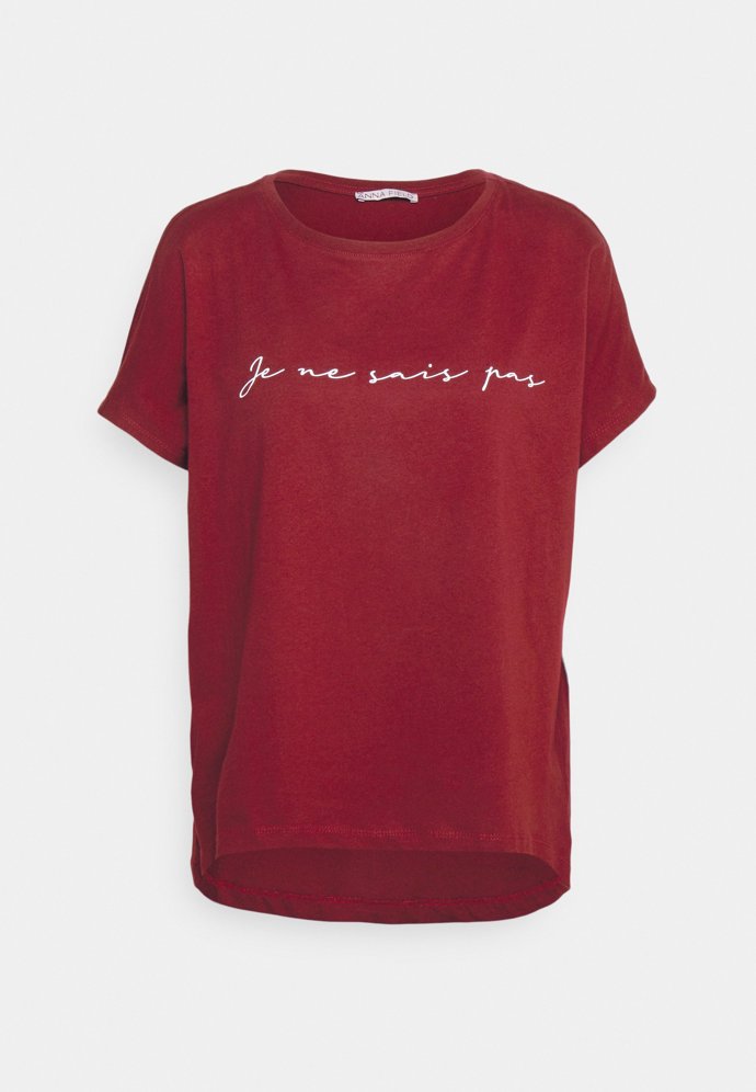 I když neumíte francouzsky, tuto formulku zřejmě rozluštíte. A když ne, nosíte ji oprávněně. (Anna Field, 440 Kč)