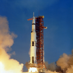 Start Saturnu V (vícestupňová nosná raketa) s Apollem 11.