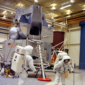 Armstrong a Aldrin trénují výstup na Měsíc v Johnstonově vesmírném středisku v Houstonu.