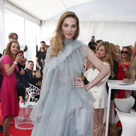 Koncem měsíce budou šaty vydraženy a peníze půjdou na pomoc pacientům Klubu cystické fibrózy.