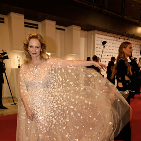 Aňa jako hollywoodská hvězda v róbě, která evokuje pivní pěnu a je z dílny Jakuba Polanky. 