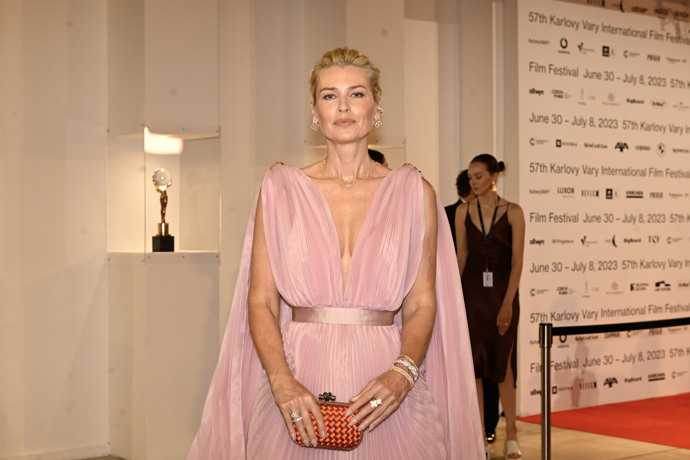 Daniela Peštová a její varianta ikonického modelu Knot od značky Bottega Veneta, kterým se to ten večer v Karlových Varech jen hemžilo. Oranžový model okouzlil odstínem i citem pro kombinaci s šaty J’amemme i šperky Roberto Coin.