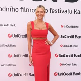 Hvězdy ve Varech často sahají také po červených kompletech. Důkazem budiž modelka Kateřina Průšová...