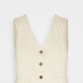 Vesta z lněné směsi. (Banana Republic, 2 550 Kč)