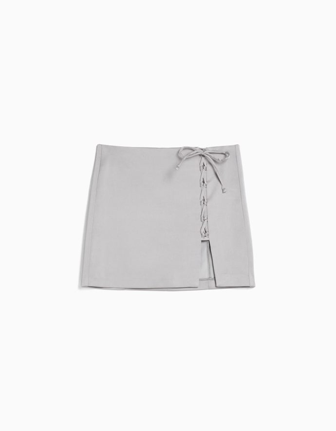 Mini ze saténu zdobí tkanička ze stejného materiálu. (Bershka, 499 Kč)